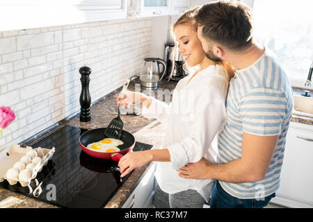 Jeune couple Cuisine Cuisson Petit déjeuner en Banque D'Images