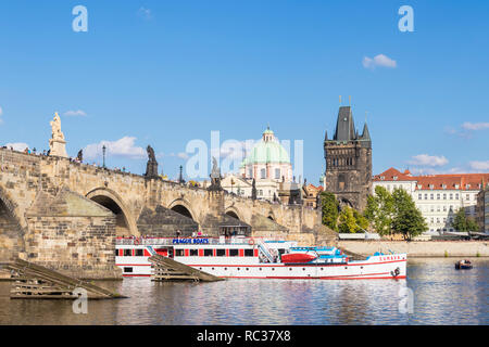 Prague Vltava river Bateaux Bateau de croisière pour visiter la ville sur la Vltava en passant sous le pont Charles Prague République Tchèque Europe Banque D'Images