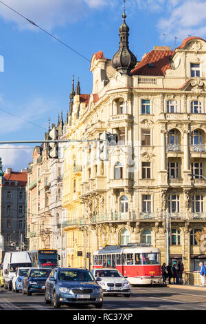 Le trafic important de Prague avec un vieux tramway sur Masarykovo nábřezi, rue Riverside avec grands architecture baroque Nove Mesto Prague Nouvelle Ville Prague République Tchèque Banque D'Images