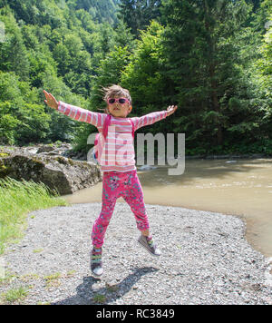 Petite fille sautant dans la nature Banque D'Images