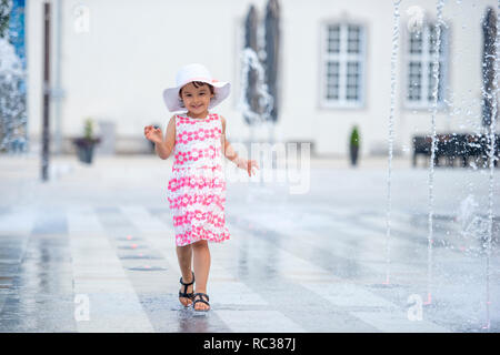 Fille courir dans fountain Banque D'Images