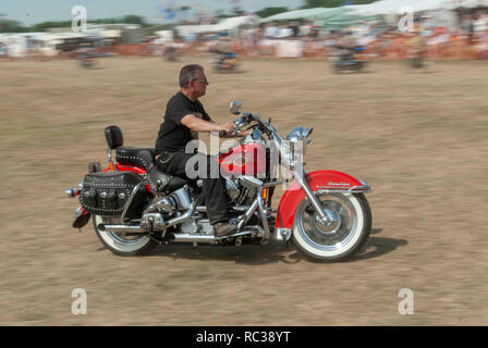 Un panoramique avec shot of vintage moto Harley-Davidson à Preston Rallye à vapeur, Kent, Angleterre Banque D'Images