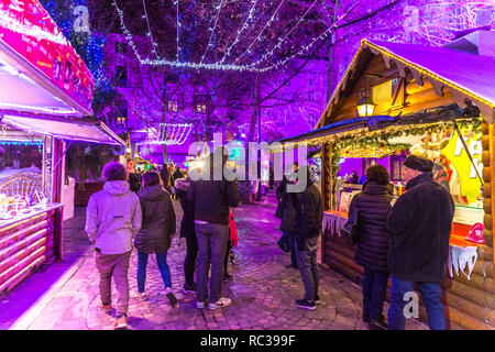 Carcassonne, France - 10 Dez 2017 - Les habitants et les touristes bénéficiant d'un marché de Noël à Carcassonne dans une nuit froide en face de magasin local Banque D'Images