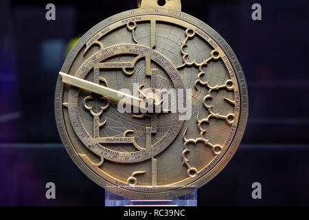 Astrolabe ; basé sur un instrument espagnol en style gothique du 14e siècle, qui trahit une forte intuences à partir de la culture arabe. Vieux coppe Banque D'Images