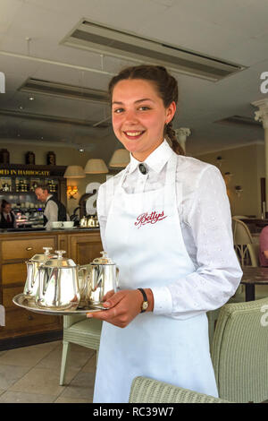 Jeune serveuse au Café Betty's Tea Rooms, Parliament Street, Montpellier trimestre, Harrogate, North Yorkshire, England, United Kingdom Banque D'Images