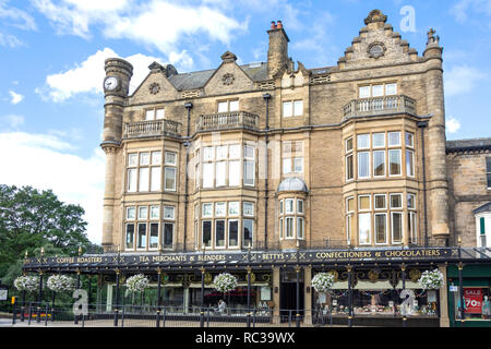 Betty's Cafe Tea Rooms, Parliament Street, Montpellier trimestre, Harrogate, North Yorkshire, England, United Kingdom Banque D'Images