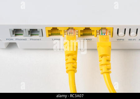 Accueil routeur sans fil avec des câbles Ethernet branché, Close up Banque D'Images