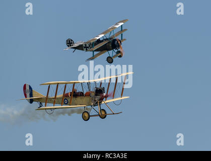 L'équipe de démonstration de la Grande Guerre Bremont - 1912 Royal Aircraft Factory SE2c et Fokker DR1 triplan de voler à l'IWM 2018 affichage Duxford Banque D'Images