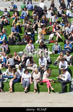 KIngs Cross, London, UK - 5 mai 2016. Des foules de travailleurs de bureau, collègues et amis à l'extérieur sur la collecte d'une journée ensoleillée en été, pendant un déjeuner br Banque D'Images