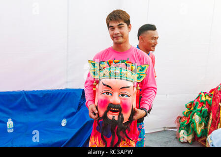 Après une danse des lions les participants prennent un peu de repos pendant les célébrations du Nouvel An chinois dans le quartier chinois de Bangkok, Thaïlande Banque D'Images