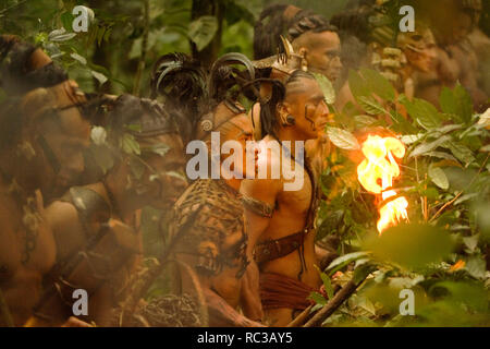 Titre original : APOCALYPTO. Titre en anglais : APOCALYPTO. Année : 2006. Réalisateur : Mel Gibson. Stars : Marco Antonio ARGUETA ; RICHARD POUVEZ. Credit : Icône Entertainment International / Album Banque D'Images