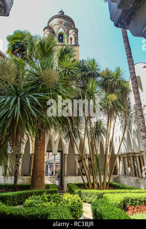 Cour 'paradis' est un patio avec galerie à arcades sculptées a souligné, à proximité de Cathédrale de St Andrew à Amalfi Banque D'Images