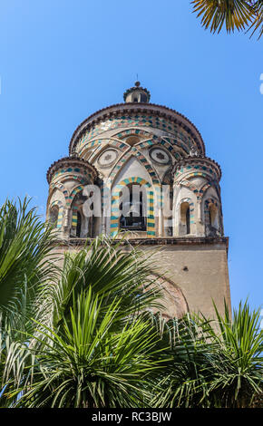 Gros plan du clocher de la cathédrale d'Amalfi dédiée à l'Apôtre Saint André, Campanie, Italie Banque D'Images