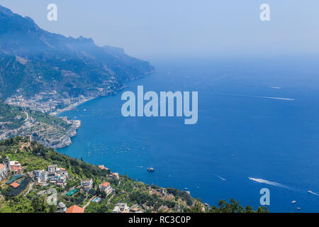 Paysage avec montagnes et mer tyrrhénienne à Ravello village, Côte d'Amalfi, Italie Banque D'Images