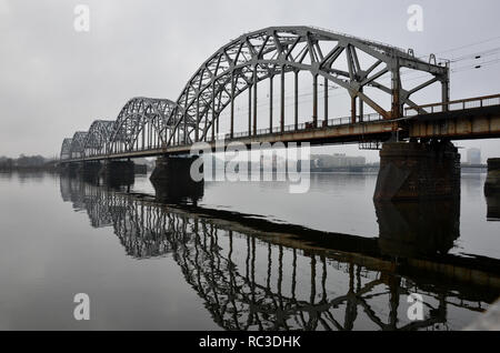 Le pont ferroviaire sur le fleuve Daugava, Riga, Lettonie, Pays Baltes, Décembre 2018 Banque D'Images