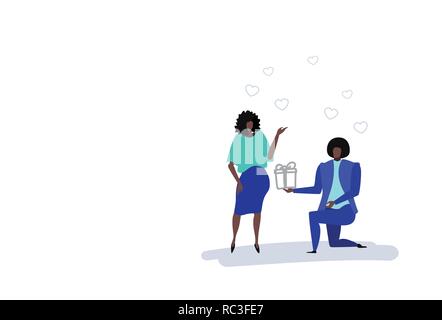 Homme à genoux holding gift box bague de fiançailles femme proposant l'épouser happy valentines day concept jeune couple amour mariage offrir doodle croquis illustration vecteur horizontal Illustration de Vecteur