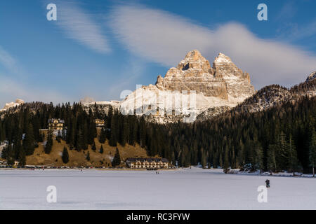 4 janvier 2019 (Italie) Misurina, paysage du lac de Misurina glacé. Sur le côté sud de l'arrière-plan les Trois Cimes de Lavaredo Banque D'Images