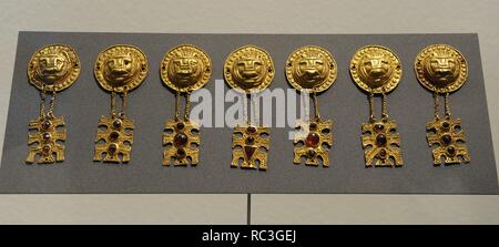 L'âge de métal. Ornements d'or avec la tête des lions. La tombe de la femme d'Arsley, Fionie, 4e siècle. Musée national du Danemark. Banque D'Images