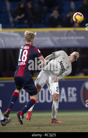 Mattia De Sciglio (Juventus) Filip Helander (Bologne) au cours de la 'Italien Italie Cup' match entre Bologne 0 - 2 Juventus au stade Renato Dall'Ara, le 12 janvier 2019 à Bologne, en Italie. Credit : Maurizio Borsari/AFLO/Alamy Live News Banque D'Images