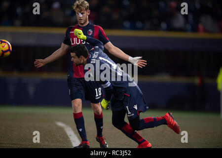 Angelo da Costa (Bologne) Filip Helander (Bologne) au cours de la 'Italien Italie Cup' match entre Bologne 0 - 2 Juventus au stade Renato Dall'Ara, le 12 janvier 2019 à Bologne, en Italie. Credit : Maurizio Borsari/AFLO/Alamy Live News Banque D'Images