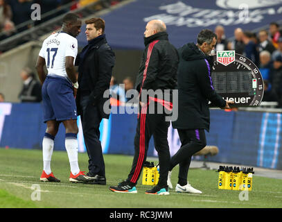 Londres, Royaume-Uni. 13e Janvier 2019. Tottenham Hotspur est Moussa Sissoko parle à Tottenham Hotspur manager Mauricio Pochettino pendant au cours de Premier League anglaise entre Tottenham Hotspur et Manchester United au stade de Wembley, Londres, Angleterre le 13 Jan 2019 Action Sport Crédit photo FA Premier League Ligue de football et les images sont soumis à licence. DataCo Usage éditorial uniquement. Pas de vente d'impression. Aucun usage personnel des ventes. Aucune UTILISATION NON RÉMUNÉRÉ : Crédit photo Action Sport/Alamy Live News Banque D'Images