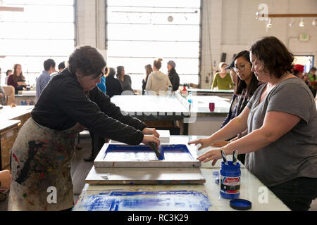 Seattle, Washington, USA. 12e Janvier 2019. À l'impression écran défenseurs Pratt Fine Arts Center print studio. Les partisans sont invités à créer une résistance positive poster imprime à un groupe de travail pour la prochaine du Womxn sur Mars 2019 de Seattle. Le rallye et mars, organisée par Womxn Seattle marche en avant, aura lieu le 19 janvier 2019 le coup d'un week-end de bâtiment énergie grâce à la collectivité, à protester, et l'activisme. Crédit : Paul Christian Gordon/Alamy Live News Banque D'Images