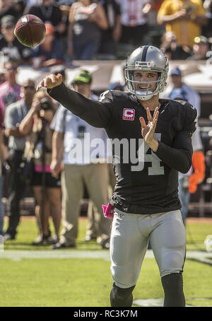 Oakland, Californie, USA. Oct 11, 2015. Oakland Raiders quarterback Derek Carr (4) rend passe rapide sur Dimanche, 11 octobre 2015 à O.co Coliseum à Oakland, Californie. Les Broncos défait les Raiders 16-10. Crédit : Al Golub/ZUMA/Alamy Fil Live News Banque D'Images