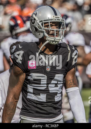 Oakland, Californie, USA. Oct 11, 2015. Oakland Raiders gratuit à la Charles Woodson (24) le dimanche, 11 octobre 2015 à O.co Coliseum à Oakland, Californie. Les Broncos défait les Raiders 16-10. Crédit : Al Golub/ZUMA/Alamy Fil Live News Banque D'Images