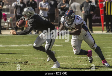 Oakland, Californie, USA. Oct 11, 2015. Denver Broncos défensive fin Malik Jackson (97) sacs Oakland Raiders quarterback Derek Carr (4) Dimanche, 11 octobre 2015 à O.co Coliseum à Oakland, Californie. Les Broncos défait les Raiders 16-10. Crédit : Al Golub/ZUMA/Alamy Fil Live News Banque D'Images