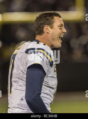 Oakland, Californie, USA. Le 24 décembre, 2015. San Diego Chargers quart-arrière Philip Rivers (17) merci pour la défense chargeurs le dimanche, 24 décembre 2015 à O.co Coliseum à Oakland, Californie. Les raiders défait les Chargers 23-20. Crédit : Al Golub/ZUMA/Alamy Fil Live News Banque D'Images