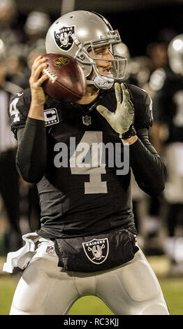 Oakland, Californie, USA. Le 24 décembre, 2015. Oakland Raiders quarterback Derek Carr (4) recherche les récepteurs sur Dimanche, 24 décembre 2015, à l'O.co Coliseum à Oakland, Californie. Les raiders défait les Chargers 23-20. Crédit : Al Golub/ZUMA/Alamy Fil Live News Banque D'Images