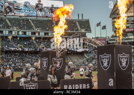 Oakland, Californie, USA. Août 14, 2015. O.co Coliseum cérémonies d'ouverture le vendredi, Août 14, 2015, dans la région de Oakland, Californie. Les raiders battu les Rams 18-3 dans un match pré-saison. Crédit : Al Golub/ZUMA/Alamy Fil Live News Banque D'Images