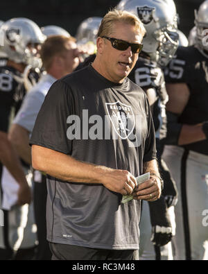Oakland, Californie, USA. Août 14, 2015. Oakland Raiders nouvel entraîneur-chef Jack Del Rio arborant pendant l'échauffement le Vendredi, Août 14, 2015, dans la région de Oakland, Californie. Les raiders battu les Rams 18-3 dans un match pré-saison. Crédit : Al Golub/ZUMA/Alamy Fil Live News Banque D'Images