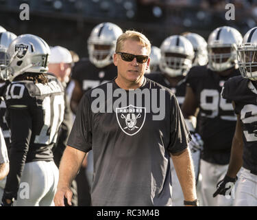 Oakland, Californie, USA. Août 14, 2015. Oakland Raiders nouvel entraîneur-chef Jack Del Rio arborant pendant l'échauffement le Vendredi, Août 14, 2015, dans la région de Oakland, Californie. Les raiders battu les Rams 18-3 dans un match pré-saison. Crédit : Al Golub/ZUMA/Alamy Fil Live News Banque D'Images