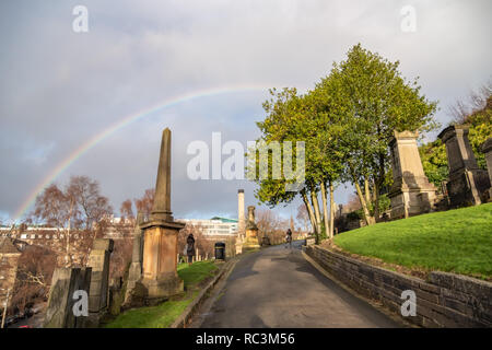 Glasgow, Ecosse, Royaume-Uni. 13 janvier, 2019. Météo France : un arc-en-ciel sur la nécropole de Glasgow sur une journée de soleil et d'une douche. Credit : Skully/Alamy Live News Banque D'Images