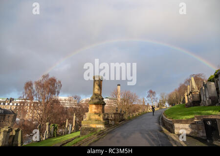 Glasgow, Ecosse, Royaume-Uni. 13 janvier, 2019. Météo France : un arc-en-ciel sur la nécropole de Glasgow sur une journée de soleil et d'une douche. Credit : Skully/Alamy Live News Banque D'Images