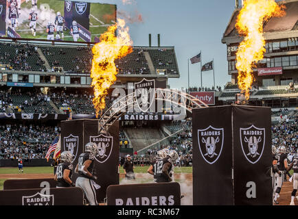 Oakland, Californie, USA. Août 14, 2015. O.co Coliseum cérémonies d'ouverture le vendredi, Août 14, 2015, dans la région de Oakland, Californie. Les raiders battu les Rams 18-3 dans un match pré-saison. Crédit : Al Golub/ZUMA/Alamy Fil Live News Banque D'Images