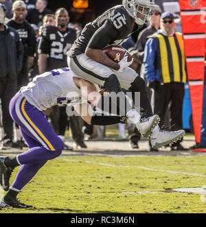 Oakland, Californie, USA. 15 Nov, 2015. Oakland Raiders wide receiver Michael Crabtree (15 sauts) Minnesota Vikings gratuit à la Harrison Smith (22) de faire passer le dimanche 15 novembre 2015 à O.co Coliseum à Oakland, Californie. Vikings a vaincu les Raiders 30-14. Crédit : Al Golub/ZUMA/Alamy Fil Live News Banque D'Images