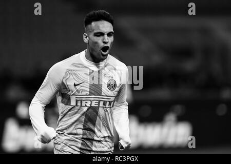 Image en noir et blanc de l'avant Lautaro Martínez (Inter) célèbre après avoir marqué un but lors de la coupe d'Italie "Coppa Italia' match de football, l'Inter Milan vs Benevento Calcio au stade Meazza de San Siro à Milan, Italie le 13 janvier 2019. Le match de foot est joué à huis clos après le joueur sénégalais du Napoli Kalidou Koulibaly a été l'objet de chants racistes par l'Internazionale FC's 'ULTRA' fans pendant la journée de boxe match. Credit : Piero Cruciatti/Alamy Live News Banque D'Images