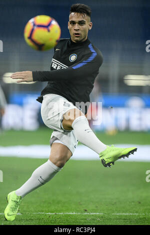 Milan, Italie. 13 Jan 2019. Lautaro avant Martínez (Inter) au cours de la coupe d'Italie "Coppa Italia' match de football, l'Inter Milan vs Benevento Calcio au stade Meazza de San Siro à Milan, Italie le 13 janvier 2019. Le match de foot est joué à huis clos après le joueur sénégalais du Napoli Kalidou Koulibaly a été l'objet de chants racistes par l'Internazionale FC's 'ULTRA' fans pendant la journée de boxe match. Credit : Piero Cruciatti/Alamy Live News Banque D'Images