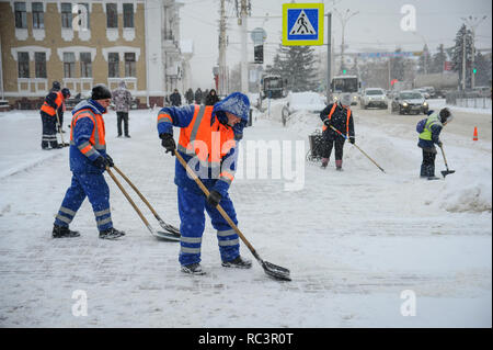 Tambov, Région de Tambov, en Russie. 13 Jan, 2019. Les travailleurs des services municipaux effectuer l'enlèvement de la neige sur la rue International Crédit : Demian Stringer/ZUMA/Alamy Fil Live News Banque D'Images