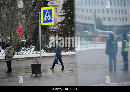 Tambov, Région de Tambov, en Russie. 13 Jan, 2019. Les gens traverser la route à un passage pour piétons. Dans l'arrière-plan - la police Credit : Demian Stringer/ZUMA/Alamy Fil Live News Banque D'Images