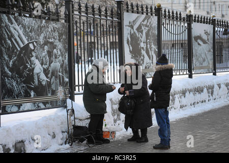 Tambov, Région de Tambov, en Russie. 13 Jan, 2019. Les retraités russes se tenir près de la clôture avec des affiches sur les soldats russes pendant la Seconde guerre mondiale Crédit : Demian Stringer/ZUMA/Alamy Fil Live News Banque D'Images