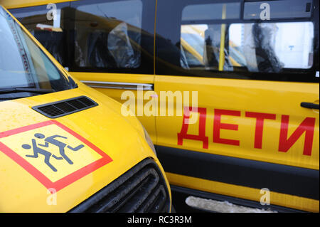 Tambov, Région de Tambov, en Russie. 13 Jan, 2019. ''Attention les enfants'' signe sur le capot de la van. Dans l'arrière-plan - inscription en russe - Enfants Crédit : Demian Stringer/ZUMA/Alamy Fil Live News Banque D'Images