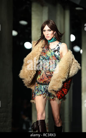 Milan, Italie. 13 Jan, 2019. Un modèle présente une création pour hommes Dsquared2 au cours de la Fashion Week de Milan à Milan, Italie, le 13 janvier 2019. Credit : Cheng Tingting/Xinhua/Alamy Live News Banque D'Images