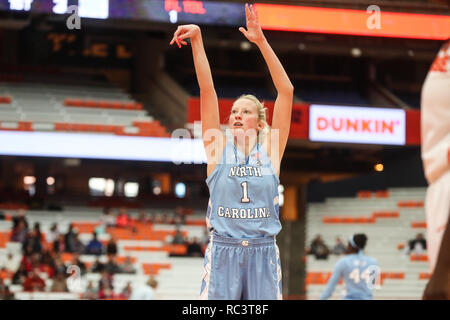 Syracuse, New York, USA. 13 Jan, 2019. 13 janvier 2019 : la Caroline du Nord a Taylor Koenen (1) la regarda foul tourné pendant la partie de basket-ball de NCAA entre le Orangewomen Syracuse et University of North Carolina Tar Heels dame au Carrier Dome à Syracuse, New York. Syracuse mène la première moitié en Caroline du 56-37. Nick Serrata/Eclipse Sportswire/CSM/Alamy Live News Banque D'Images