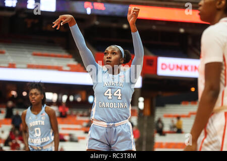 Syracuse, New York, USA. 13 Jan, 2019. 13 janvier 2019 : la Caroline du Nord a Janelle Bailey (44) la regarda foul tourné pendant la partie de basket-ball de NCAA entre le Orangewomen Syracuse et University of North Carolina Tar Heels dame au Carrier Dome à Syracuse, New York. Syracuse mène la première moitié en Caroline du 56-37. Nick Serrata/Eclipse Sportswire/CSM/Alamy Live News Banque D'Images