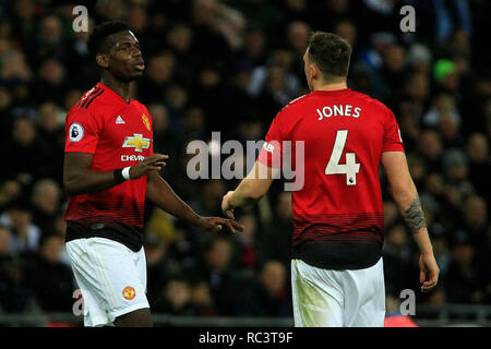 Londres, Royaume-Uni. 13 Jan, 2019. Paul Pogba (L) donne quelques instructions pour Phil Jones de Manchester United (R). Le Premier Ministre de l'EPL League, Tottenham Hotspur v Manchester Utd au stade de Wembley à Londres, le dimanche 13 janvier 2019. Cette image ne peut être utilisé qu'à des fins rédactionnelles. Usage éditorial uniquement, licence requise pour un usage commercial. Aucune utilisation de pari, de jeux ou d'un seul club/ligue/dvd publications pic par Steffan Bowen/Andrew Orchard la photographie de sport/Alamy live news Crédit : Andrew Orchard la photographie de sport/Alamy Live News Banque D'Images