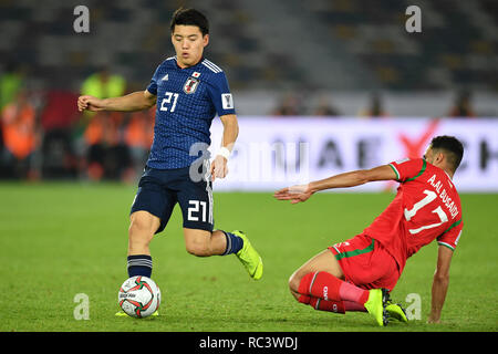 (L-R) Ritsu Doan (JPN), Ali Al-Busaidi (OMA), le 13 janvier 2019 - Football / Soccer : AFC Asian Cup 2019 ÉMIRATS ARABES UNIS, Groupe F match entre Oman 0-1 Japon à Zayed Sports City Stadium à Abu Dhabi, Emirats Arabes Unis. (Photo de MATSUO.K/AFLO SPORT) Banque D'Images