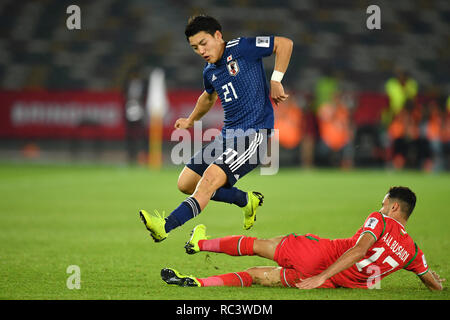 (L-R) Ritsu Doan (JPN), Ali Al-Busaidi (OMA), le 13 janvier 2019 - Football / Soccer : AFC Asian Cup 2019 ÉMIRATS ARABES UNIS, Groupe F match entre Oman 0-1 Japon à Zayed Sports City Stadium à Abu Dhabi, Emirats Arabes Unis. (Photo de MATSUO.K/AFLO SPORT) Banque D'Images